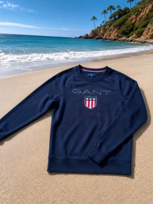 GANT sweatshirt i marinblå. - GANT sweatshirt i marinblå färg, storlek M. Fint skick utan större slitage. Klassisk broderad logga framtill. Ps öppen för bud👀