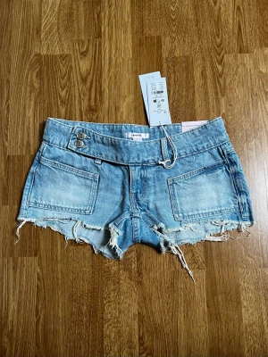 Lowwaist gina tricot jeansshorts - Lågmidjade helt nya blå jeansshorts från Gina tricot i storlek xs, säljer då de är för små 