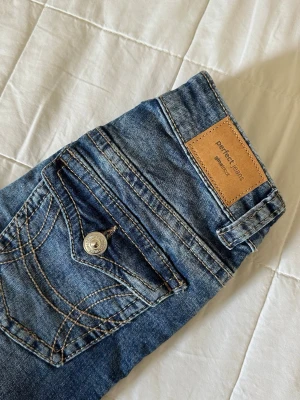 Y2k low twisted bootcut jeans - Helt oanvända jeans från Gina Tricot! Etiketten är borttagen, men de har aldrig använts. Hör gärna av dig om du har frågor!🌷