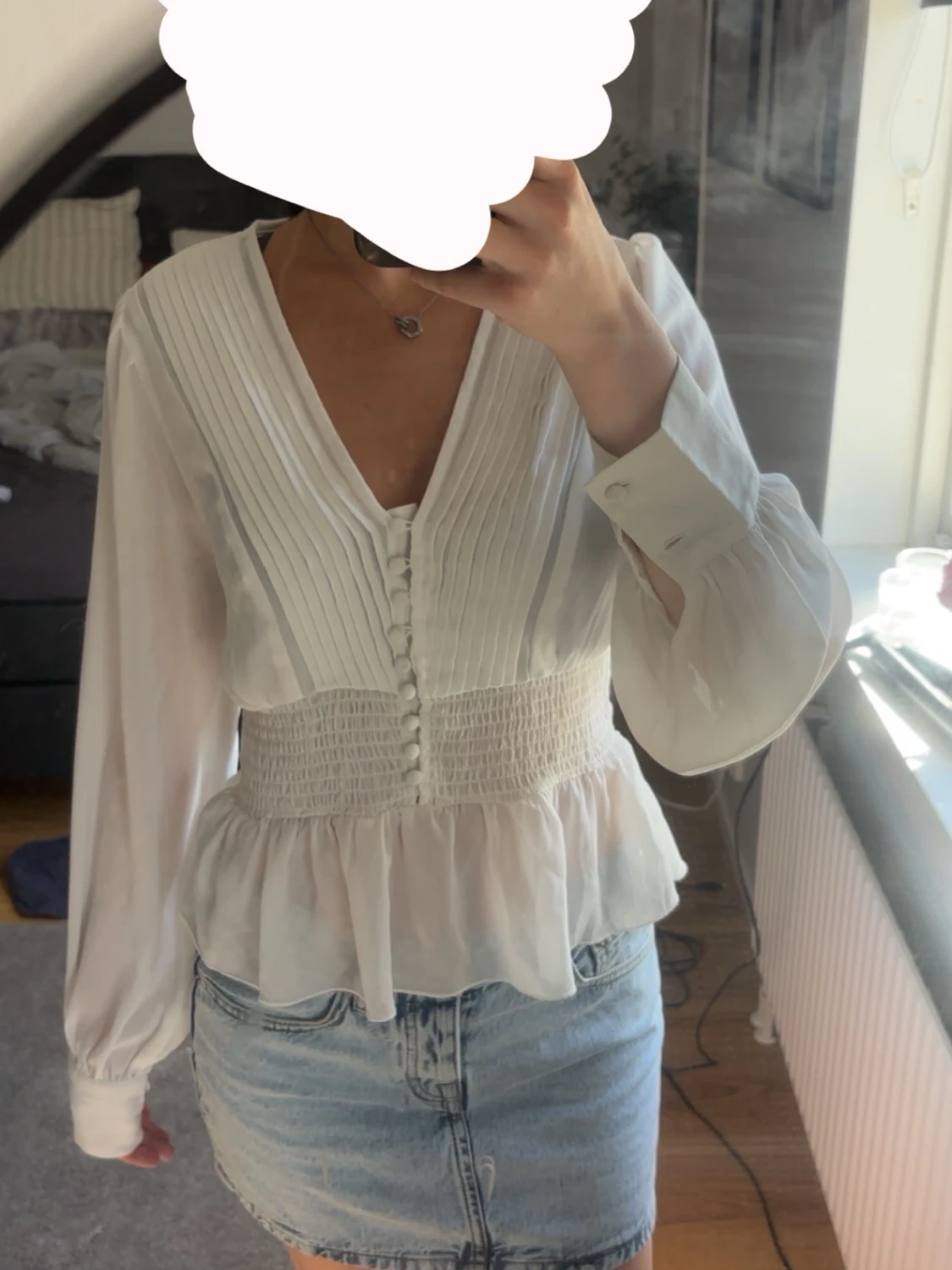 Vit blus med smock och knappar