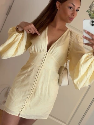 Adoore klänning - Super fin adoore florence dress i färgen yellow bow. Endast använd en gång så är i topp skick!😍