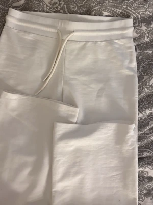 Vita mjukisbyxor från 157 - Vita mjukisbyxor från lager 157, storlek M passar även mig som är s-xs! Oanvända passar mig som är 170cm