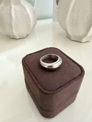 Chunky silverfärgad ring - Säljer en chunky och stilren ring i silverfärgat metallmaterial. Ringen har en rundad, bred design som ger ett modernt och trendigt intryck🫶🏼
