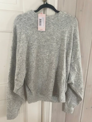 Grå stickad tröja från Nelly - Oanvänd med prislappen kvar! Jättefin och mysig ljusgrå stickad tröja från Nelly🩶🩶🩶