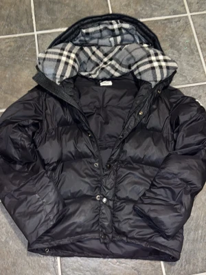 Burberry jacka/väst - Svart dunväst från Burberry med dragkedja och tryckknappar framtill. Perfekt för vintern och västen är riktigt snygg till sommarn.