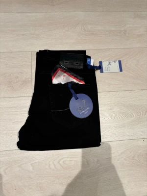 Jacob cohën jeans - Säljer dessa riktigt schyssta cohën jeans. De är helt nya och allt og följer med som syns på bilderna🤗. Storleken är 32! Vid frågor är det bara att skriva🙌