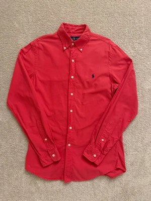 Ralph Lauren skjorta - Ralph lauren skjorta i storlek S. Sparsamt använd! Tveka inte att höra av dig vid eventuella frågor. 