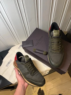 Valentino rockrunner - Riktigt goa Valentino Rockrunners, perfekt nu i kylan | Skick: 9/10 | Självklart äkta✅| Storlek: 42 | Box, 2 dustbags, extra snören och Valentino kort ingår | Hör av er vid frågor eller funderingar🙌