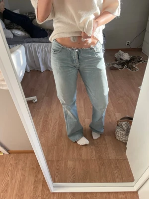 Ljusblå raka jeans med låg midja - Säljer ett par ljusblå jeans med låg midja. Det är lite baggy och otroligt trendiga, det är tillsydda vid en knapp, men fortfarande mycket bra skick!