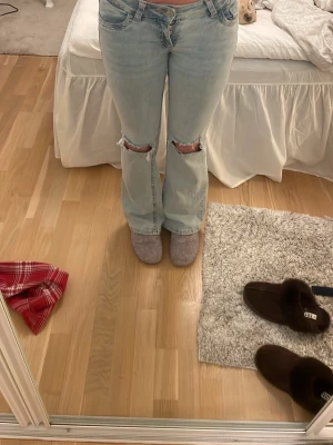 Ljusblå bootcut jeans med slitningar - Säljer mina Nelly jeans då jag aldrig använder dom💓 inga defekter och väldigt fina! Storlek 32 short🎀 Nypris 700