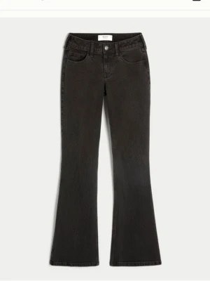 Svarta bootcut jeans från Hollister 🌟 - Jag säljer dessa lågmidjade bootcut jeans med en jättefin passform från hollister! De sitter jättefint på och har inga defekter, endast använda fåtal gånger. Ber om ursäkt för dåligt ljus! DM för fler bilder, pris kan självklart diskuteras!☺️💞 