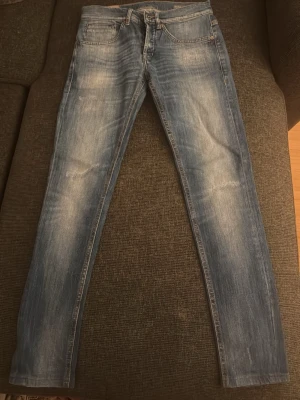 Dondup George jeans - Ett par snygga dondup George i stolek 29 med tvätt o lätta slitningar.
