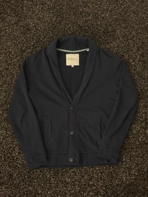 Tom Tailor kofta  - Säljer nu en sjukt fett kofta ifrån märker Tom tailor. Väldigt eftertraktad modell som ej produceras längre. Kan även gå ner i pris vid snabb affär! 