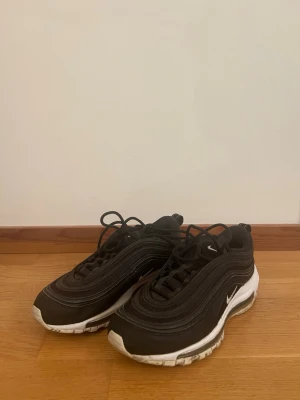 Nike Air Max 97 svarta sneakers - Säljer min systers gamla 97or. Använda men i fint skick. Strl: 39 :)