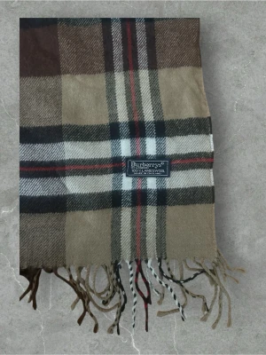 Burberry Halsduk - 💪🏽Skick:Ny utan prislapp   📐Mått:Längd:167cm:Bred:32cm  📎Material:100%Lambswool  📦Skickar alltid inom 24h  💸Köp fler plagg för att få billigare pris  ✅Äkthetsgaranti