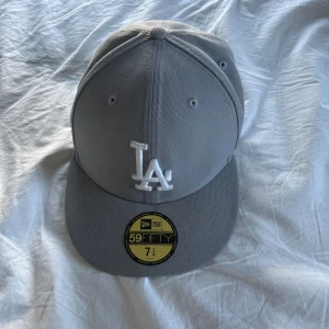Grå keps från New Era nba - Pris kan gå ner vid snabb affär. Om du är sugen på mer klädesplagg så säljer jag mer kläder!