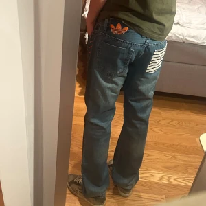 Blåa Adidas x Diesel jeans - Vintage adidas x diesel jeans. W36 L34, men passar även mig som brukar ha W32