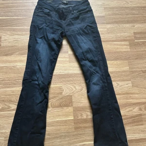 Svarta bootcut jeans från LTB - Säljer ett par svarta jeans från LTB med klassisk femficksdesign och bootcut-ben. Jeansen har normal passform och är tillverkade i ett mjukt bomullsmaterial med lite stretch för extra komfort. Perfekta för dig som gillar en tidlös look. Är 167 och dom är lite korta på mig 