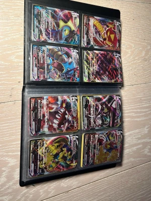 Pokémonkort i samlarpärm - Säljer en samlarpärm fylld med Pokémonkort, blandade motiv och färger. Korten är av olika typer och har färgglada illustrationer, vissa med holografiska effekter. Perfekt för dig som gillar Pokémon eller vill utöka din samling.