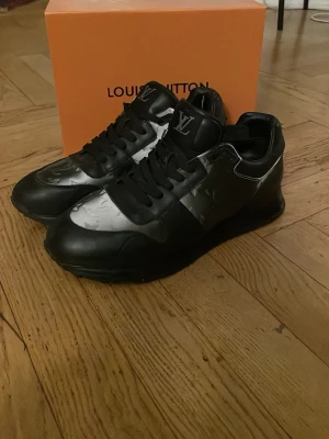 Louis vuitton run away - Louis vuitton run away skor, extremt fina skor samt så är dom reflektiva så att skornas silver färg förändras av vinkeln på ljuset.