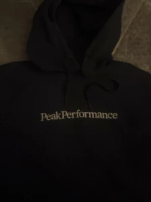 Peak performance hoodie blå - Mörkblå hoodie från peak performance barnstorlek M passar vanlig S