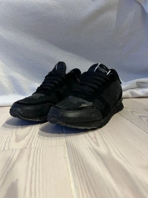 Valentino Rockrunners - Ett par riktigt schyssta valentino Rockrunners! Skorna är i mycket bra skick. Vet ej om dem är äkta. Bara skorna ingår. Sulan är 27cm lång