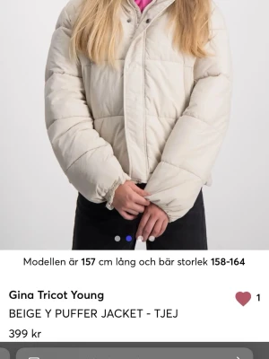Beige pufferjacka  - Snygg pufferjacka från gina tricot young i strl 146/ 152. Har inte använt den så mycket. 🤍