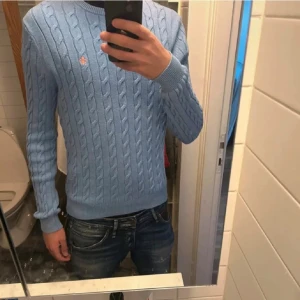 Tröj paket: Raulp lauren, morris  - Två tröjor: båda är i storlek M utan skador paket pris: 500kr annars 250kr styck 