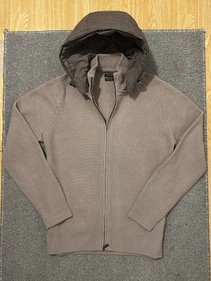 Massimo Dutti Cardigan - PRISET KAN DISKUTERAS !!         MASSIMO DUTTI MYCKET EFTERTRAKTAD OCH SÄLLSYNT, Luvan går även att ta bort! | Storlek L men passar som en M | Denna cardigan är i mycket bra skick utan några defekter alls! | Denna är otroligt sällsynt så passa på! | Modellen på bilderna är 175cm , 69KG | Hör av vid funderingar och priset kan diskuteras!