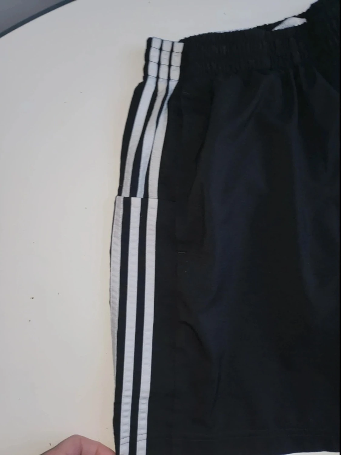 Svarta Adidas shorts med vita ränder - 1