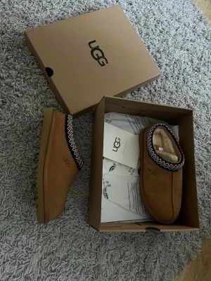  UGG tofflor  - Säljer helt nya Ugg tofflor storlek 38, box prislapp ingår. Hör av er vid frågor och funderingar. 