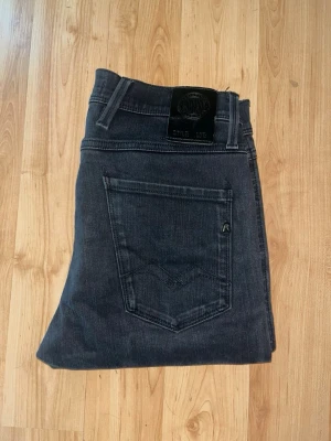 Replay Anbass jeans - Säljer ett par svarta Replay Anbass jeans. Midja 37cm, längd 105cm. JAG SKICKAR EJ FLER BILDER NÄR JAG BÄR JEANSEN! för bättre inblick i passformen rekommenderar jag att googla på modellnamnet. För storleksguide kolla måtten noggrant då jeansen alltid kan vara uppsydda heller krympta och jag ej tar emot returer :) 1,31