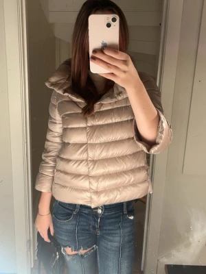 Herno jacka - Snygg beige Henro jacka i bra skick. Tror den är storlek 40 it. Sitter som typ en S/M. Jag är 167 som referens på första bilden