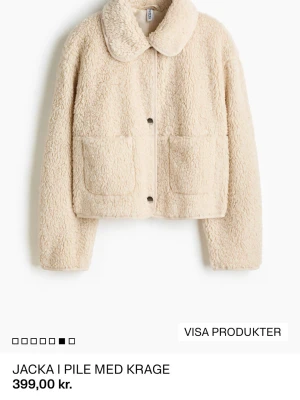  teddyjacka - Supermjuk, gosig och söt teddyjacka i beige och två framfickor. Jackan och framsidan stängs med tryckknappar framtill. Perfekt för dig som vill ha en mysig look. Den jag har är precis som den på nätet utan krage!