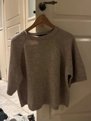 Beige stickad tröja med halvlånga ärmar - Stickad tröja i mjuk beige ton från lager 157, inga tecken på användning, säljs pågrund av ingen användning💗