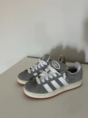 Adidas campus  - Säljer dem här tvär schyssta adidas campus i färgen grå! Är i nytt skick(andvänt några få gånger). Är i storlek 41-42 och sitter skönt på foten.  Priset är inte hugget i sten och kan diskuteras vid intresse!! Tveka inte att köpa! 🙌🤩