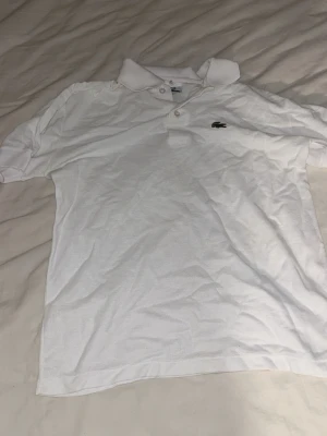 piké från lacoste  - old school lacoste ingen aning om priset helt okej skick storlek ”6” ganska säker att den är från 70-90 talet, har inte orken att stryka o fixa därför ser den skrynklig ut 