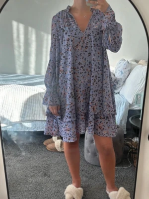 Ljuslila leopardmönstrad kortklänning - Klänning i leopardmönster, går att knyta runt halsen 🥰