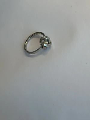 Snygg silverfärgad knutring - Säljer min ring med som har någon slags knut på sig eftersom att den inte kommer till användning längre.