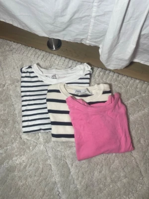 Tre fina tröjor från Zara 🤍 - Tre fina tröjor från Zara 🤍 Säljer tre jättefina tröjor från Zara – två randiga och en rosa. Alla är i bra skick och sparsamt använda. Säljer dem eftersom de tyvärr inte kommer till användning längre. Det går bra att köpa enstaka också, så skriv gärna om du bara är intresserad av någon av dem. Pris kan diskuteras vid snabb affär. Jag postar oftast snabbt 📦 