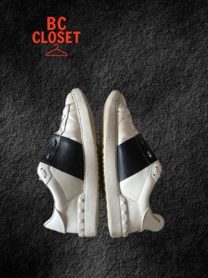 Valentino Open - Säljer dessa feta Valentino Opens! Priset är diskuterbart, hör av dig för frågor och funderingar!✅✅