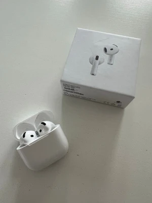 Trådlösa hörlurar 4 – originalförpackning - Trådlösa hörlurar med enkel och stilren design. Ger bra ljud och stabil koppling. Säljs i originalkartong tillsammans med laddningsetui. Priset kan diskuteras. Levereras snabbt och välpackat. Fråga gärna!