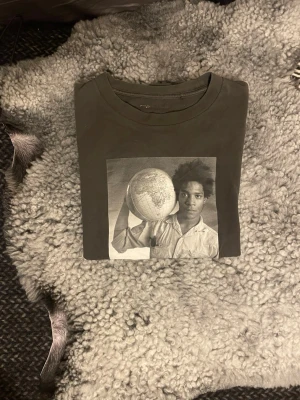 Svart t-shirt med grafiskt tryck - Cool mörkgrön t-shirt med ett stort grafiskt tryck i svartvitt framtill. Klassisk passform och rund halsringning, perfekt för en avslappnad stil. Hör av dig om du har några frågor eller funderingar😉