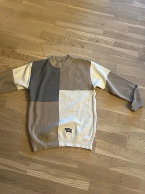 Beige och grå blockmönstrad tröja - Säljer en unik burberry tröja som är både stil ren och skön!     Tveka ej att ställa frågor eller om flera bilder!