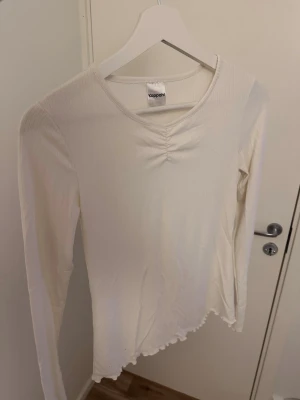 Vit ribbad långärmad topp Kappahl - Säljer en vit ribbad långärmad topp från Kappahl. Passar mig som har storlek S. Materialet är stretchigt
