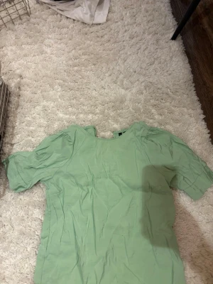 Ljusgrön basic t-shirt XS - En enkel ljusgrön t-shirt i storlek XS. T-shirten har korta ärmar och en klassisk rund halsringning. Perfekt till jeans eller shorts för en avslappnad look. Tillverkad i mjuk bomull som känns skön mot huden.