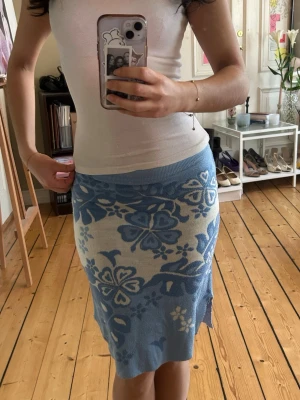 Blommig stickad kjol - Blå och vit blommig stickad midikjol 🤍 Passar storlek S-M 🩵