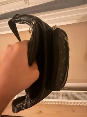 Svart axelväska/magväska Jättebra stick typ nytt - Jättefin och perfekt storlek axelväska/magväska det är typ nytt använd lite men använder oxå bälte så svårt ha den också så därför säljer jag den! Sticket syns nt använd medans nytt passar flera saker inne väskan för det är typ stor 
