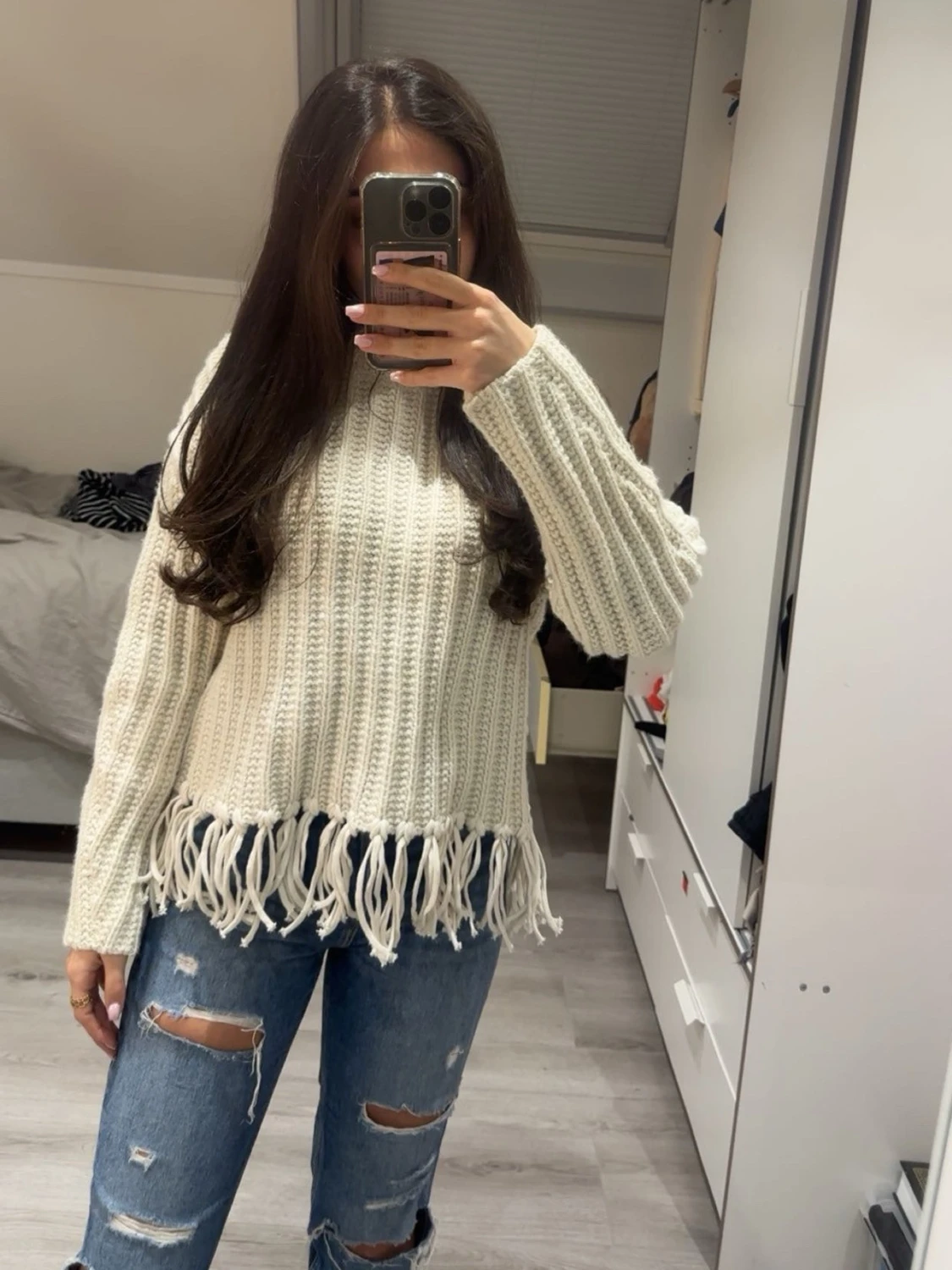 Vit stickad tröja med fransar