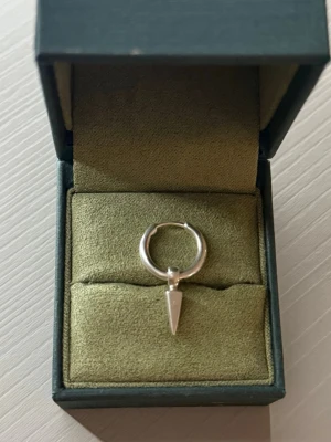 Maria Nilsdotter Tiny Poison Arrow Earring  - Säljer nu mitt super fina tiny poison arrow earring från Maria Nilsdotter. Det är i silver och i bra skick. NYPRIS 1595kr